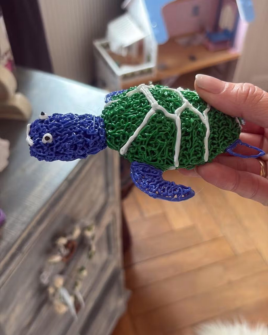 Eine grün-blaue Schildkröte aus PCL, mit einem 3D-Stift gemacht